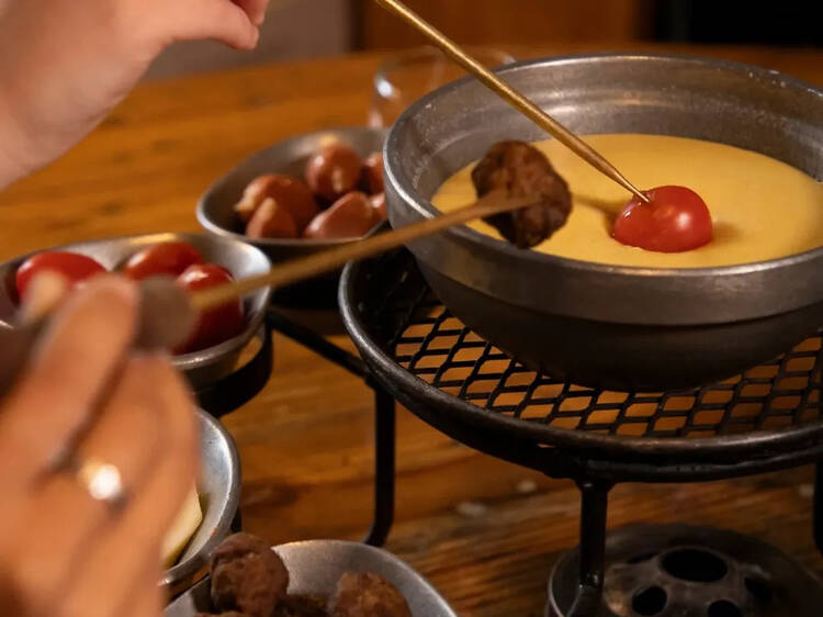 Degustar una fondue gourmet en La Fondue Restaurant Palermo
