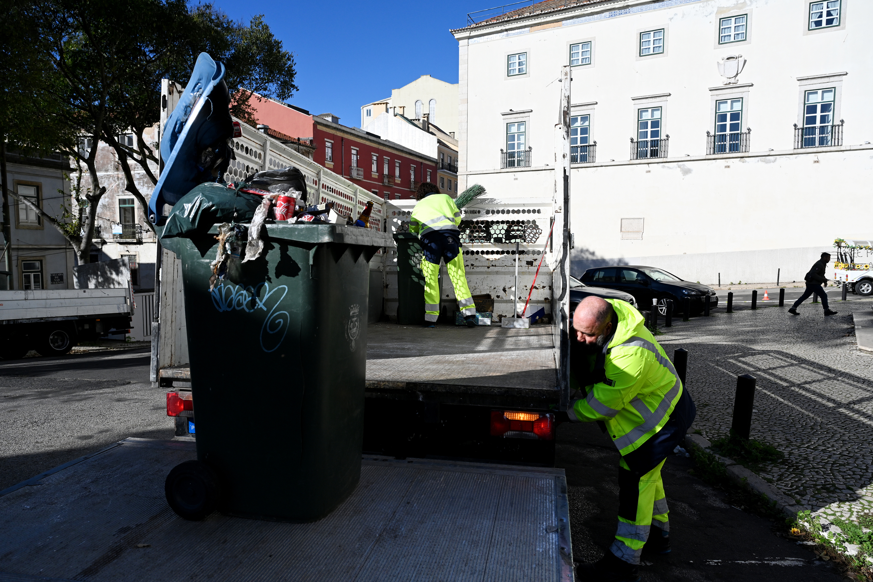 Lisbon Proposes Adjusting Work Hours for Street Cleaners and Waste Collectors Amid Extreme Heat