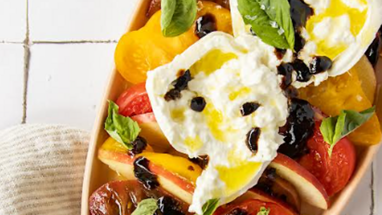 Ensalada caprese con burrata