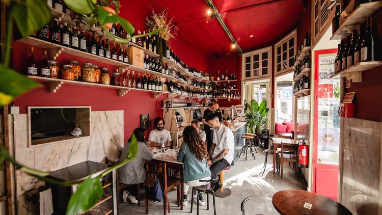 O que é que se bebe aqui? Pergunte ao balcão dos melhores bares nos Anjos