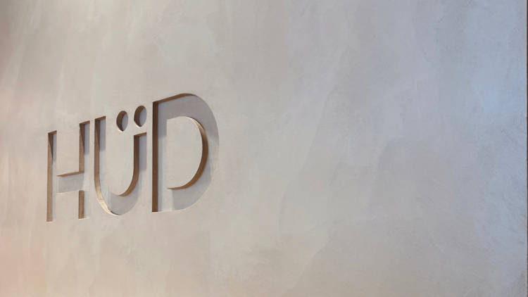 The sign at Hüd Northcote.