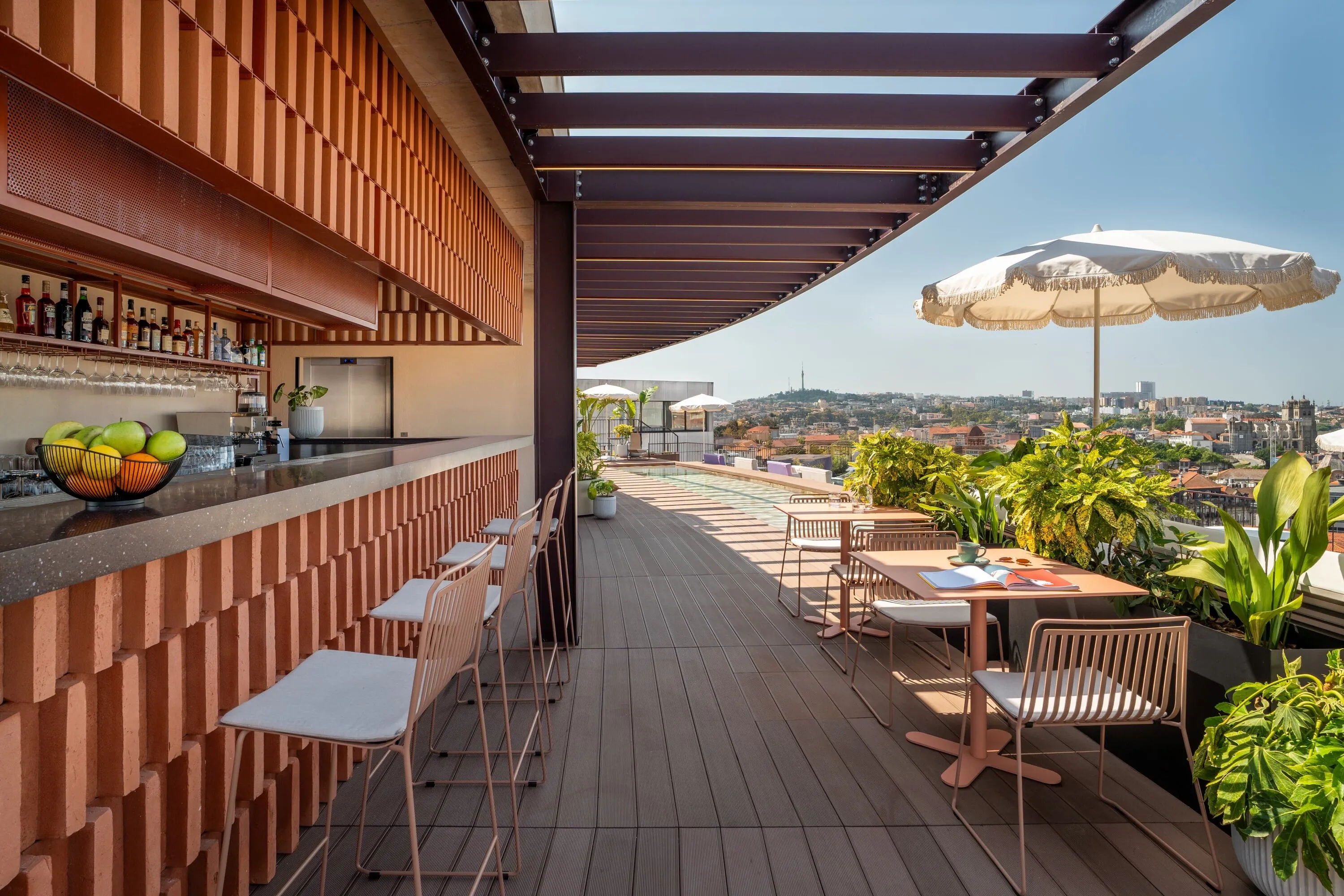 O rooftop está aberto ao público todos os dias a partir das 17.00.