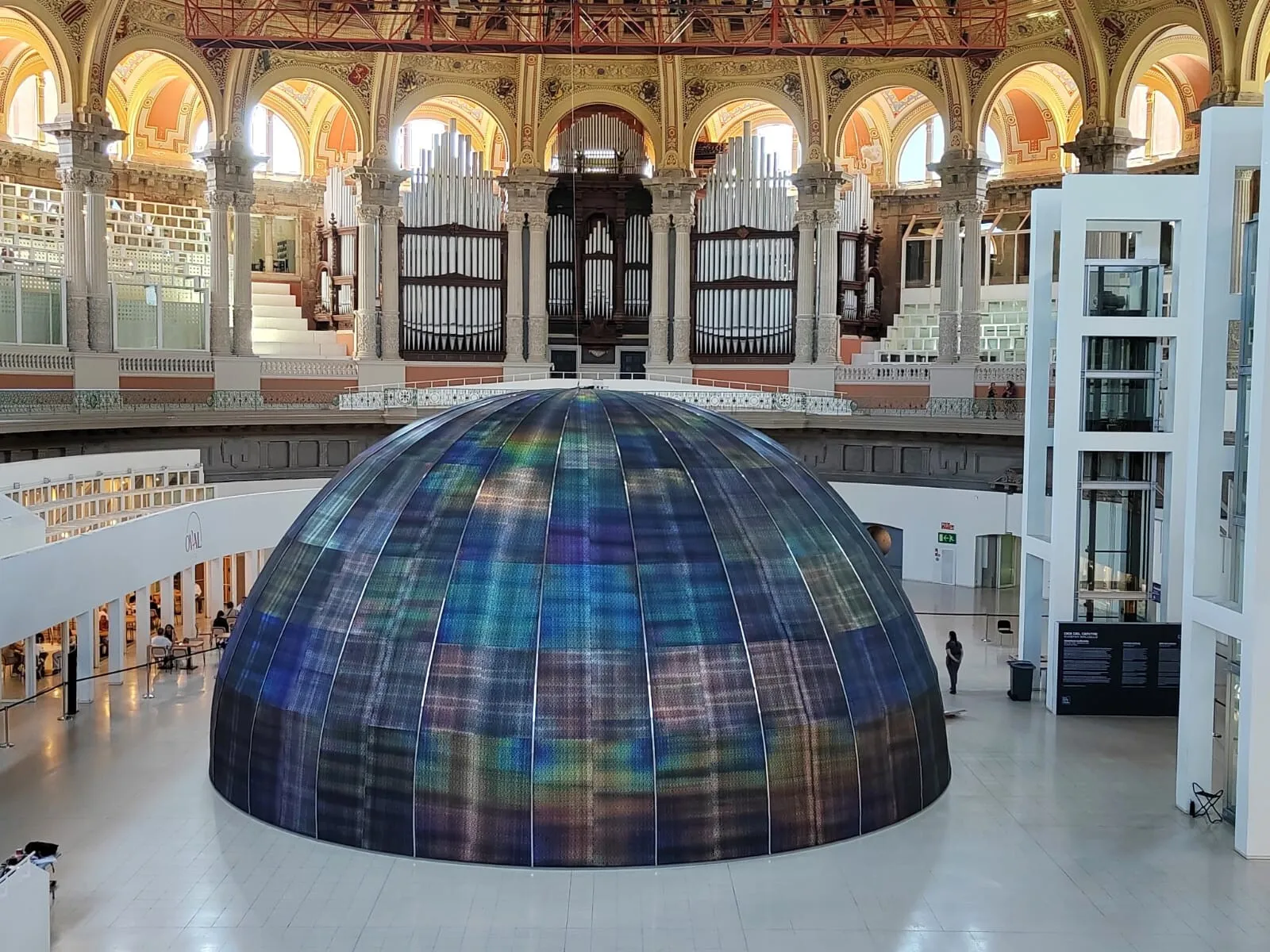 Instal·lació multimèdia 'DES DEL CENTRE'. Eugènia Balcells. Sala Oval del Museu Nacional d’Art de Catalunya. Foto MNAC