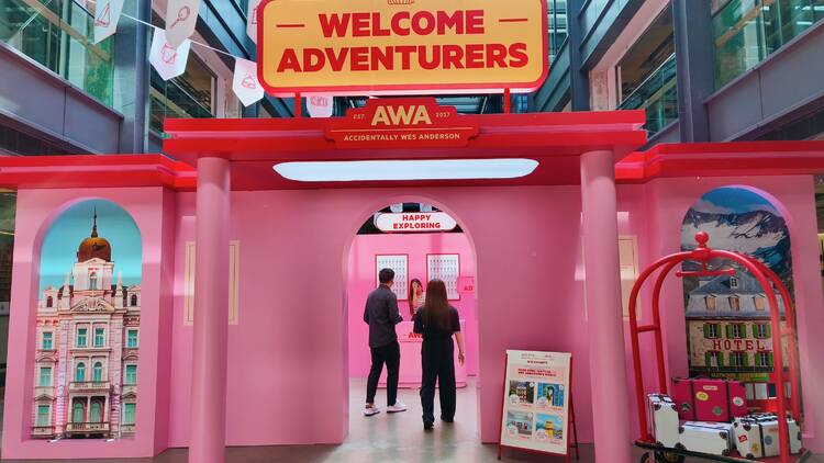 IG 百萬追蹤「Accidentally Wes Anderson」展覽香港首登場 即看五大主題區打卡位、周邊產品、開放時間、入場懶人包