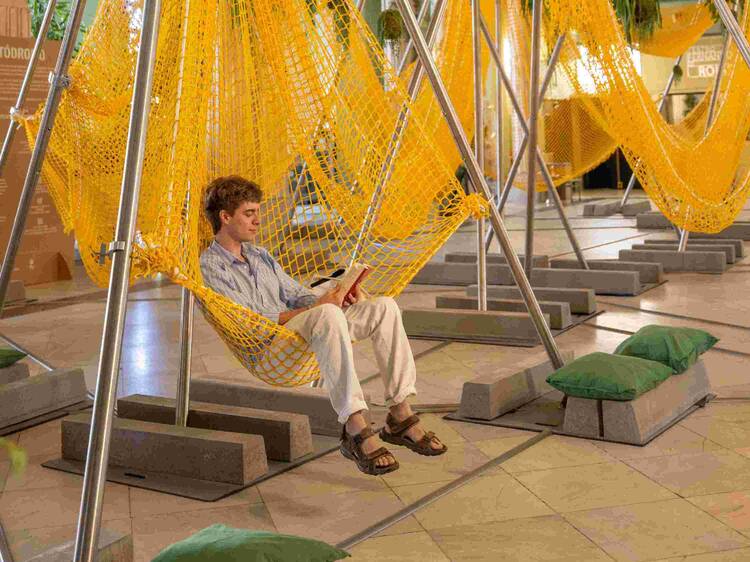 Llega a Madrid un espacio para echarse la siesta gratis: con hamacas, zona de lectura y rodeado de plantas