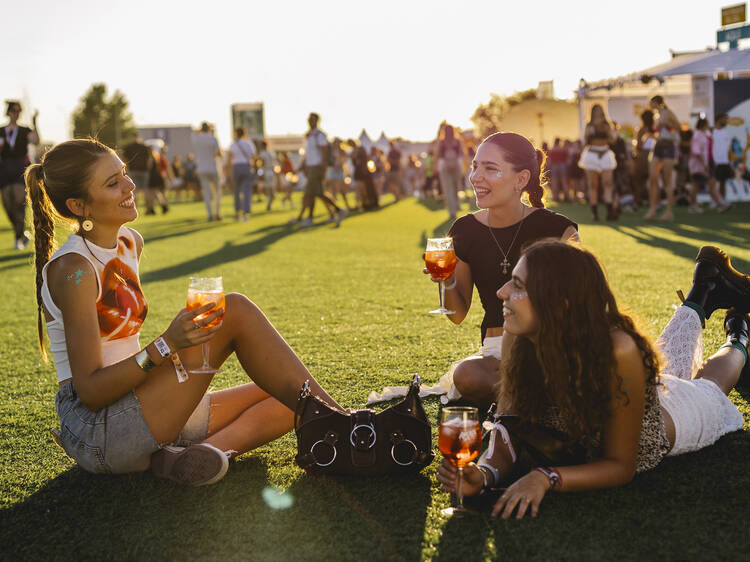 3 plans d'estiu top per assaborir un Aperol Spritz en llocs insòlits