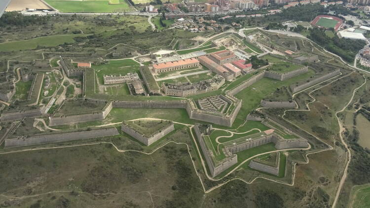 Visitar la fortalesa més gran d'Europa del segle XVIII: el Castell de Sant Ferran