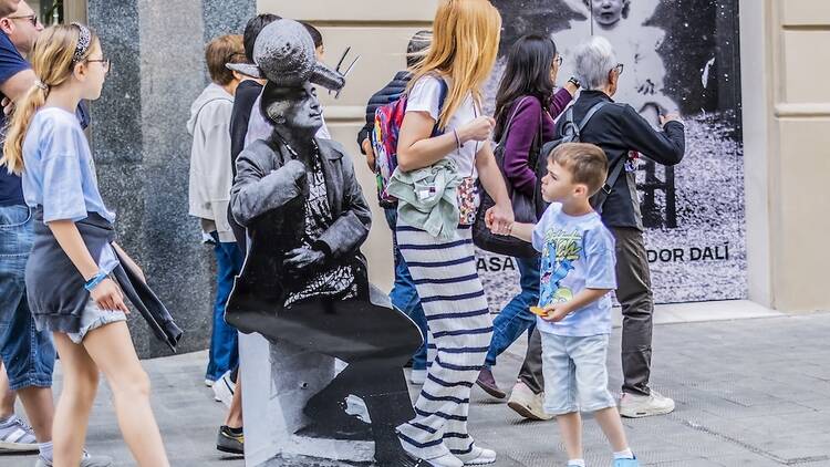 Descobrir l'art de Dalí que s'escampa com formigues per tota la ciutat