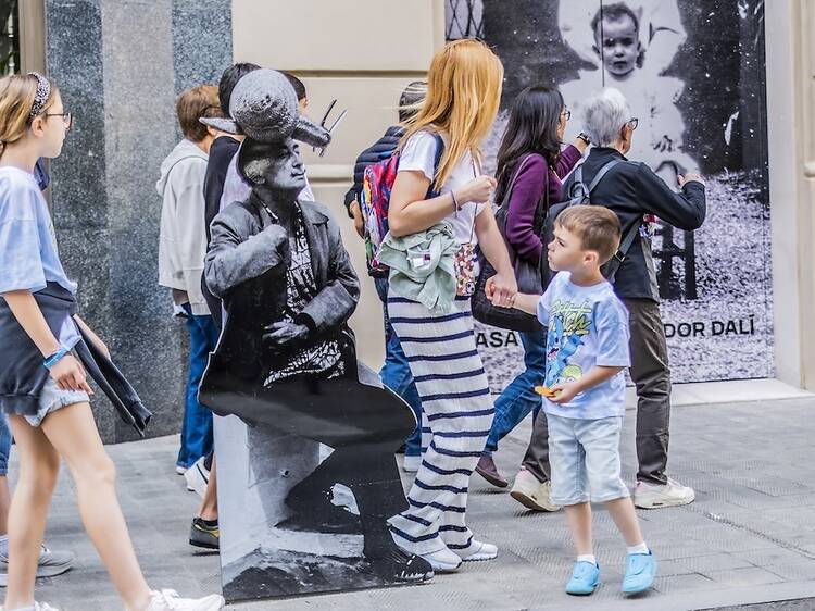 Descobrir l'art de Dalí que s'escampa com formigues per tota la ciutat
