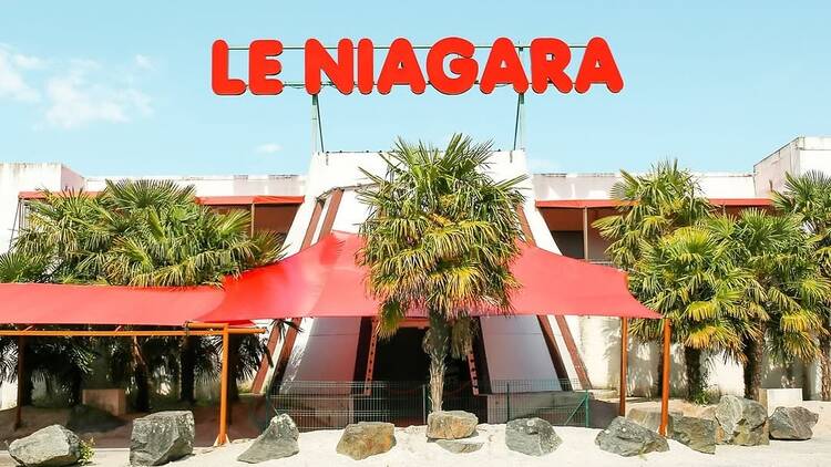 Au Point Éphémère, une exposition photo gratuite célèbre les façades de discothèques vintage