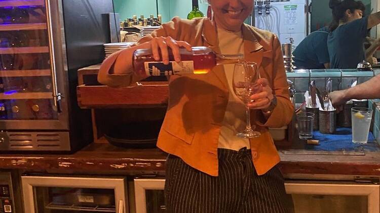 A gerente Renata Lestro com vinho natural da casa