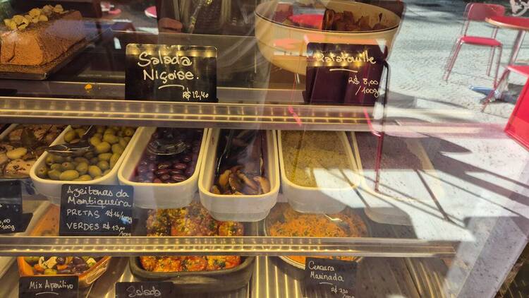 Saladas, embutidos, frios, salgados etc na vitrine