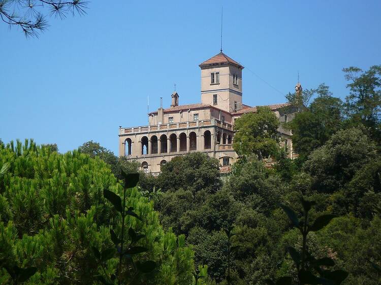 Así es por dentro esta majestuosa finca en medio de Collserola donde murió uno de los grandes escritores de la literatura catalana