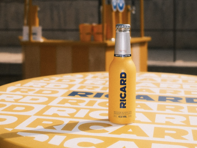 Ricard lance sa nouvelle petite bouteille jaune à Marseille