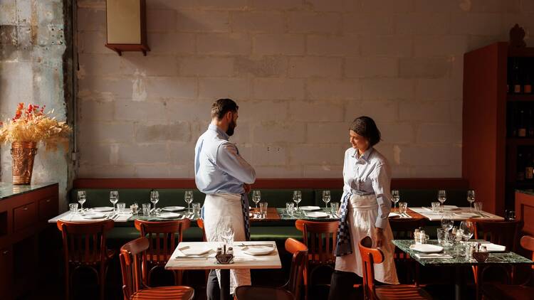 A Réaumur, une vaste et moderne cantina qui revisite la cuisine grecque  