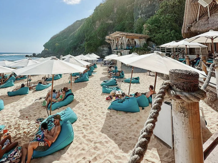 Sundays Beach Club