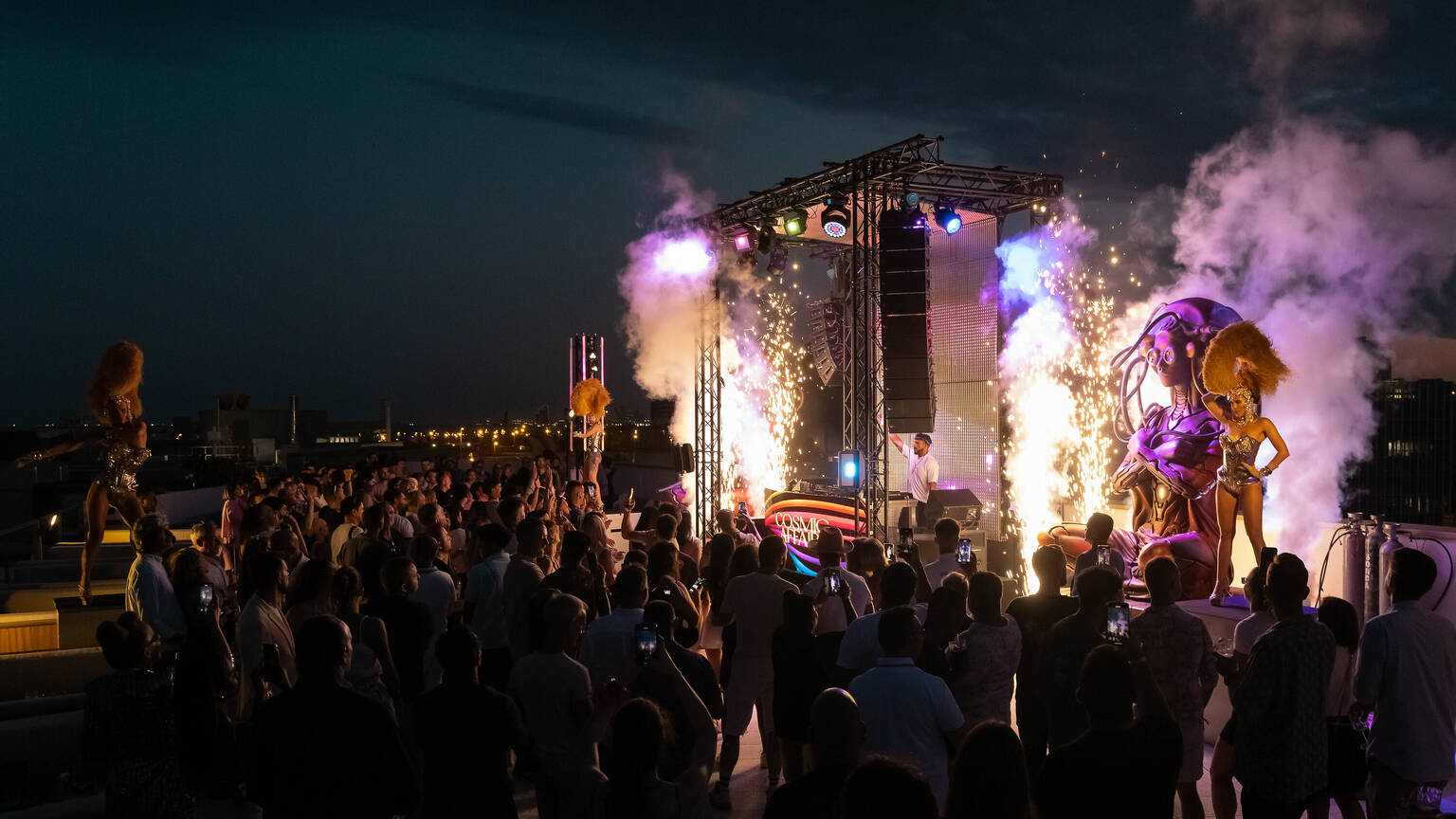 Las fiestas Cosmic Affairs que lo petan en un rooftop frente al puerto ...