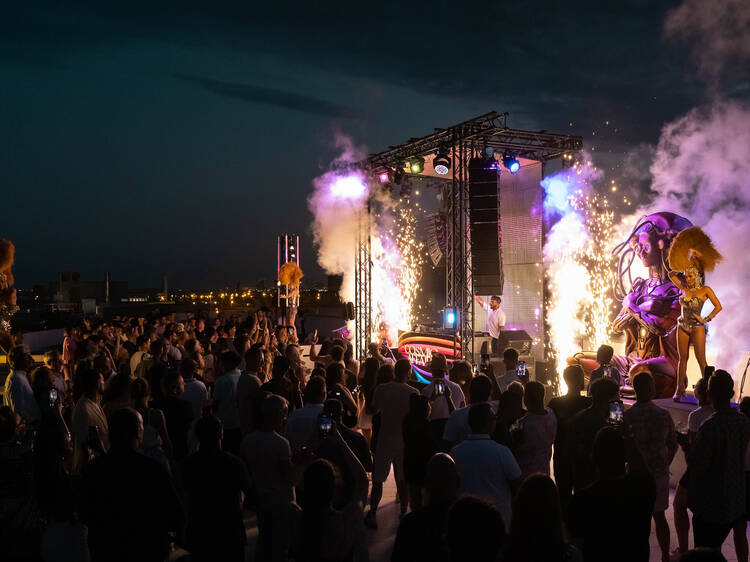 Las fiestas Cosmic Affairs que lo petan en un rooftop frente al puerto del Fòrum