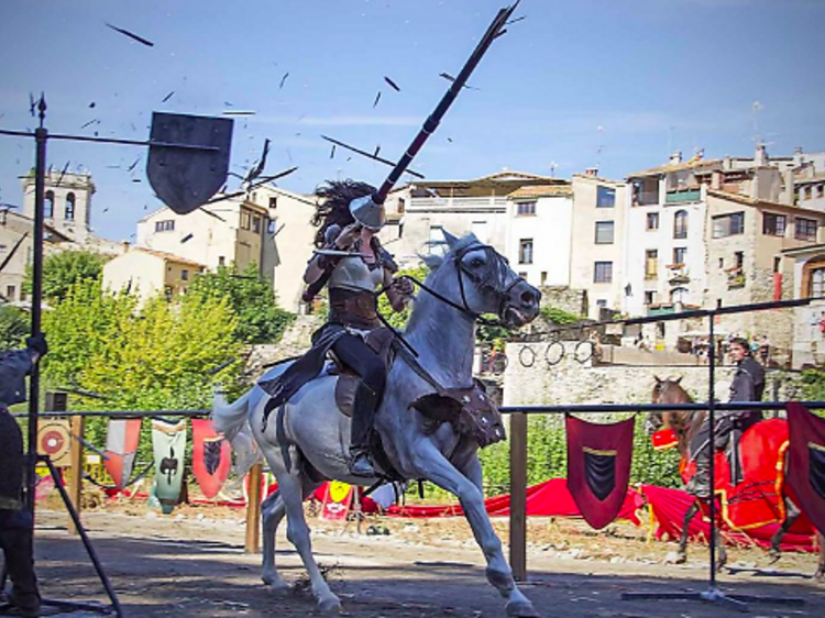 Besalú, uno de los conjuntos medievales mejor conservados de Cataluña, acoge una importante feria con espectáculos y talleres en agosto