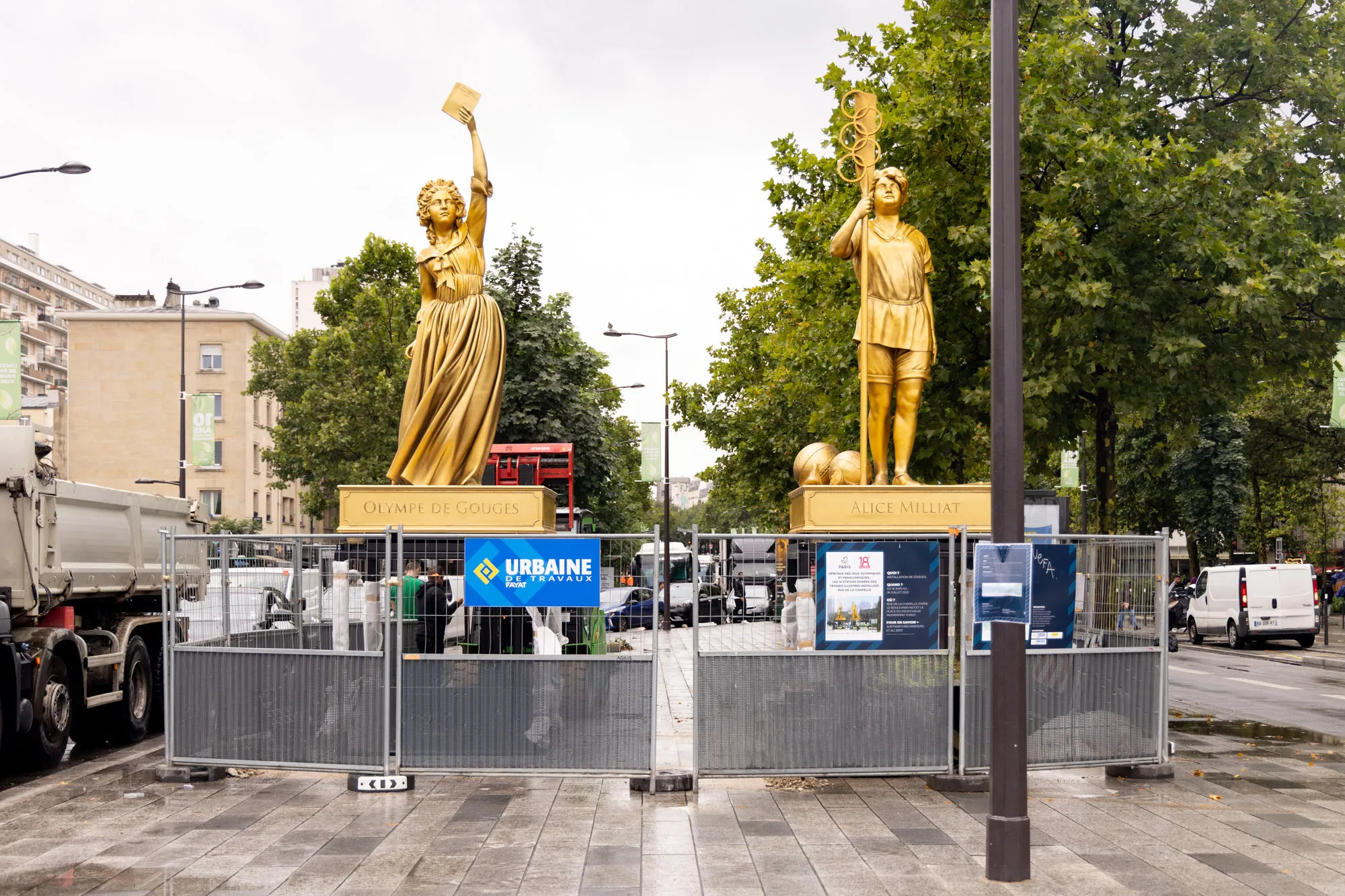 Installation des statues des « dix femmes en or » des Jeux Olympiques à la Chapelle.