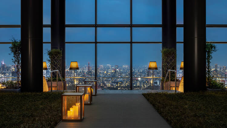EVENING: Toast the city’s skyline