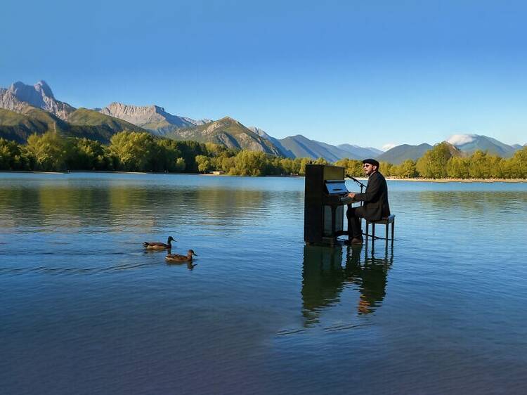 Al aire libre y con un piano flotante: los conciertos más bonitos del verano llegan a este embalse de Madrid (pero solo hoy y mañana)