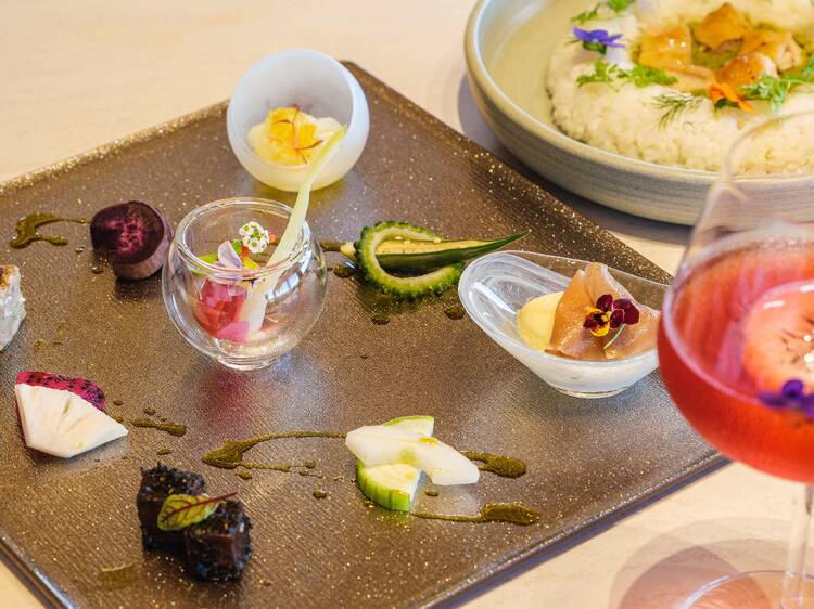 食事をしながらバカンス気分を盛り上げる。