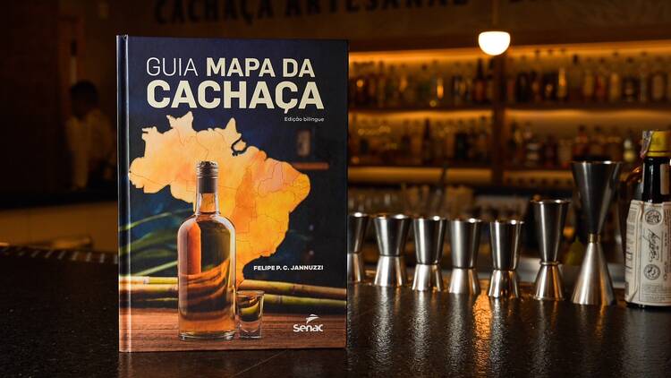 Mapa da cachaça do Brasil em livro 