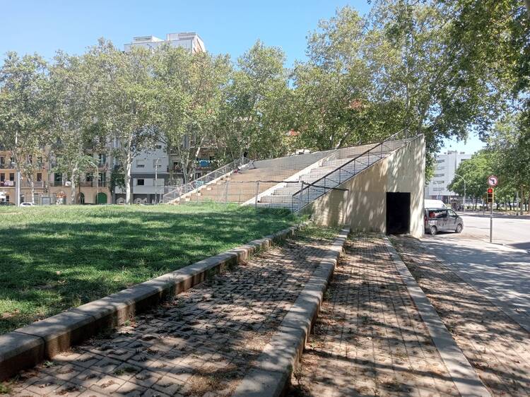 La història rere la misteriosa grada dels Jardins de Josep Trueta a Poblenou (i que cau a bocins!)