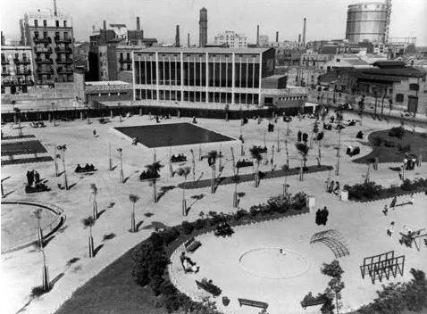 La piscina municipal coberta al fons de la plaça, aleshores Lope de Vega, l'any 1961: s'acababa d'inaugurar