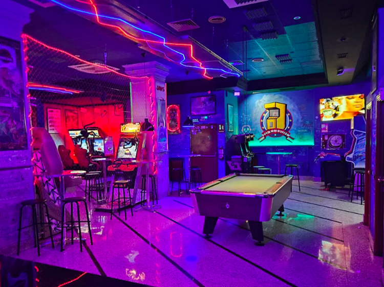 Així és el local amb més de 50 màquines d’arcade (que van sense monedes) que acaba d’obrir a Barcelona i que imita les sales recreatives dels 80 i 90