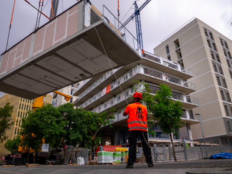 Barcelona construeix en només 10 dies un edifici de 40 habitatges públics amb una tècnica de construcció més ràpida i sostenible