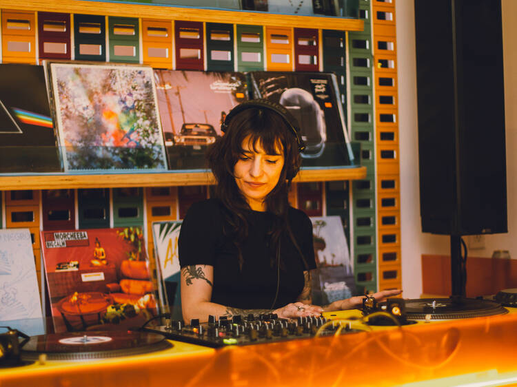 Oye Bar: vinilos, cócteles y café