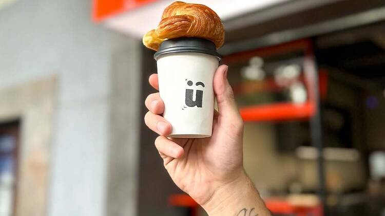 Hü – Cueva de Café: un refugio plant-based frente a Plaza Chile