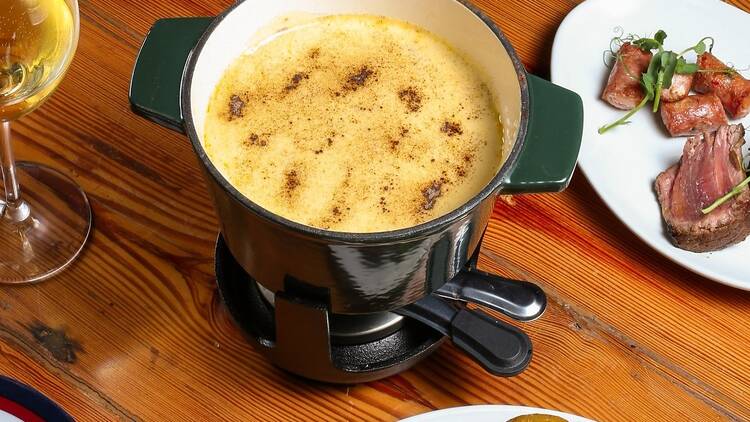 Csa Horto: um blend especial de queijos, trufa em pó, legumes variados, pães, linguiça e tornedor de mignon