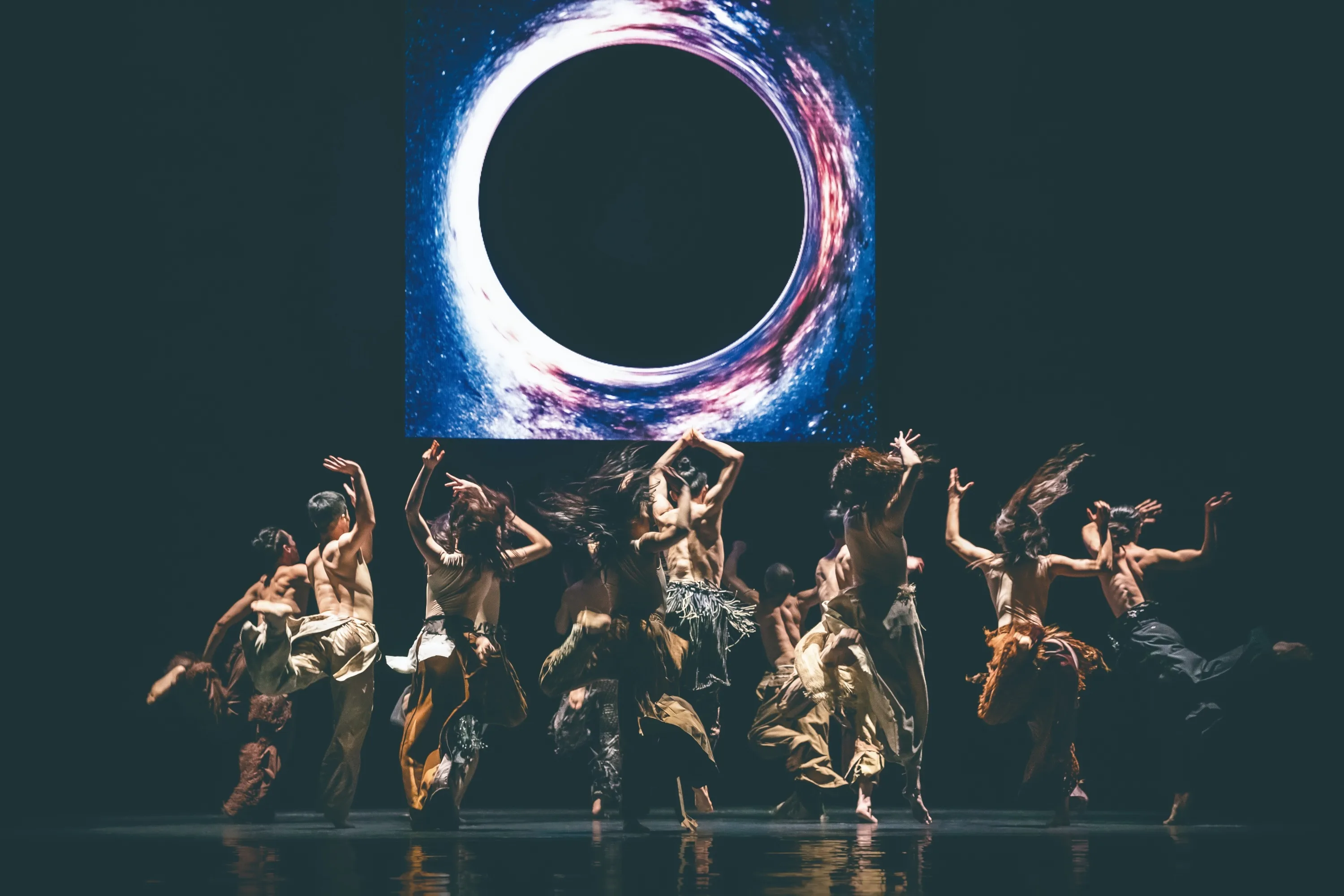 Cloud Gate Dance Theatre Luna Halo