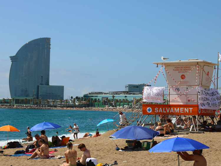 A l'agost, una vaga indefinida de socorristes a les platges de Barcelona deixarà el litoral urbà desprotegit A l'agost, una vaga indefinida de socorristes a les platges de Barcelona deixarà el litoral urbà desprotegit