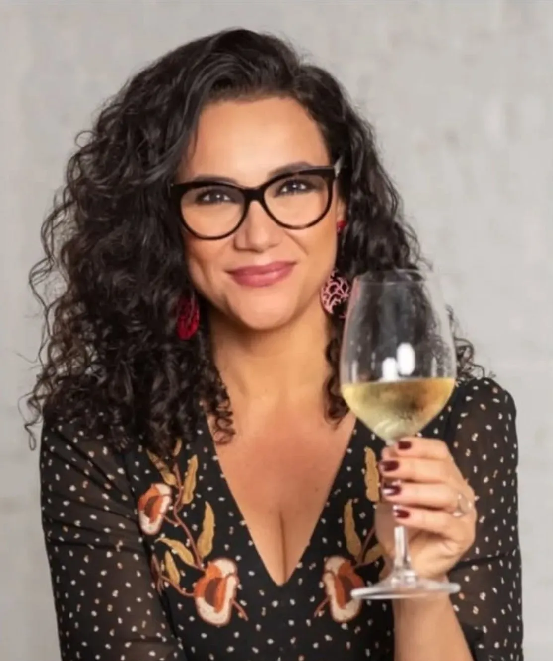 Elaine de Oliveira, especialista em vinhos, harmonizações na dose certa