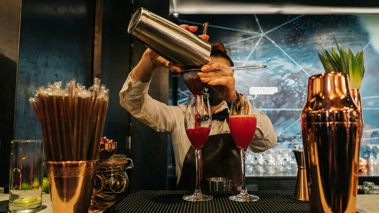 Arte, música, cocktails e motores num só espaço
