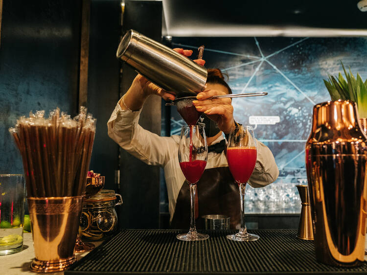 Arte, música, cocktails e motores num só espaço