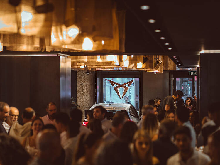 Não é garagem, não é galeria. É os dois. E mais.