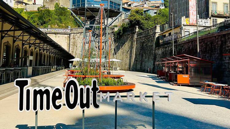 Praça exterior Time Out Market 