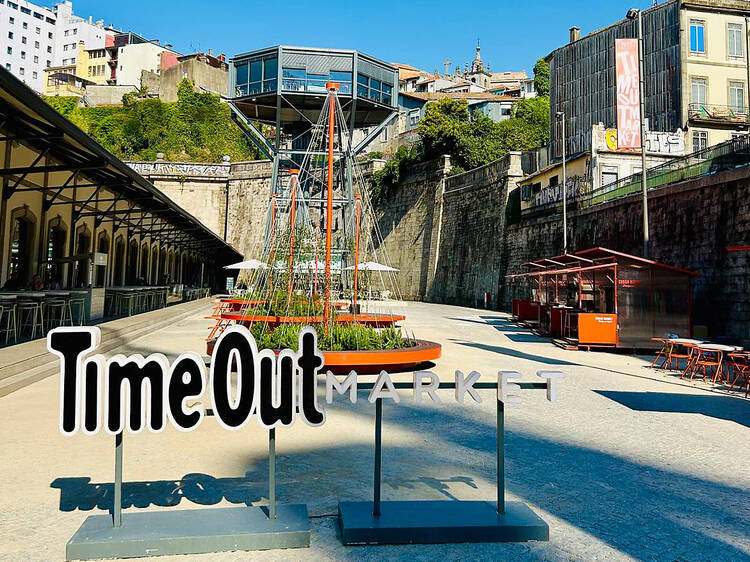 Há mais vida na praça do Time Out Market Porto. Quiosques e novos espaços de convívio animam o Verão