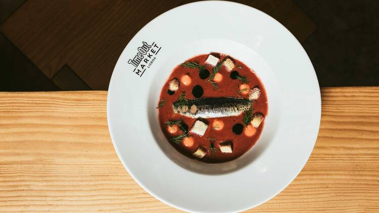 Sardinha assada, gaspacho de cereja, vegetais