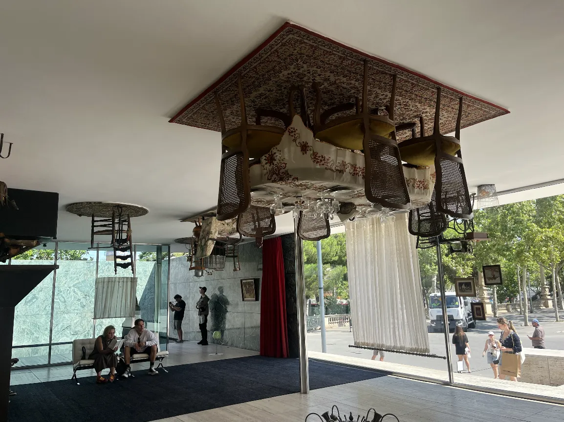 Instal·lació de Xevi Bayona al Pavelló Mies