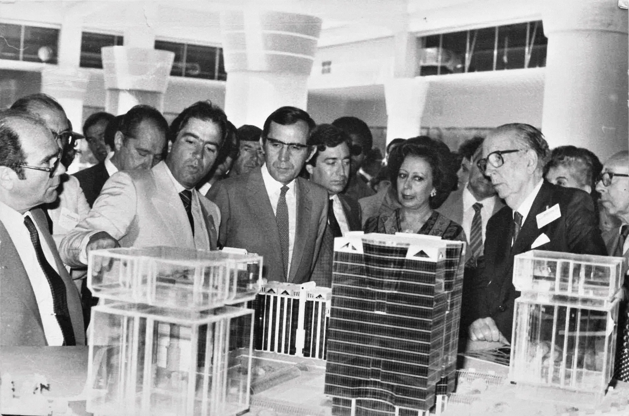 Tomás Taveira, arquitecto responsável pelo Amoreiras, e o General Ramalho Eanes, então Presidente de República