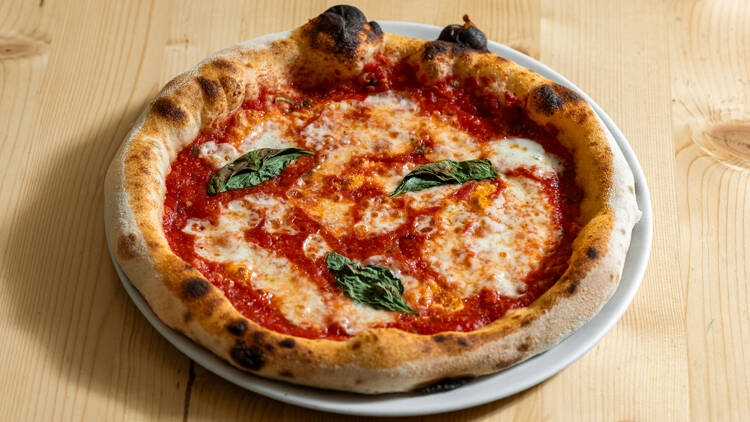 The Anyukám Mondta pizza arrives at the table piping hot