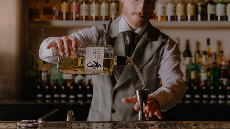 Bartneder pouring a whiskey nip