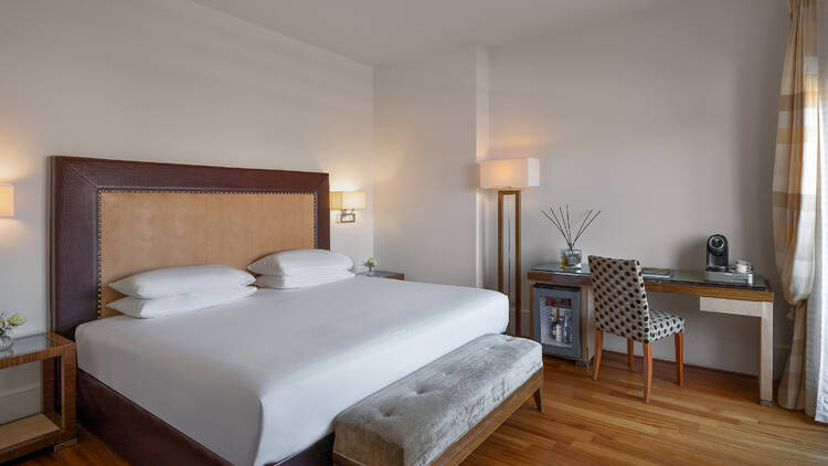 UNA HOTELS Decò Roma bedroom view with a double bed and a desk