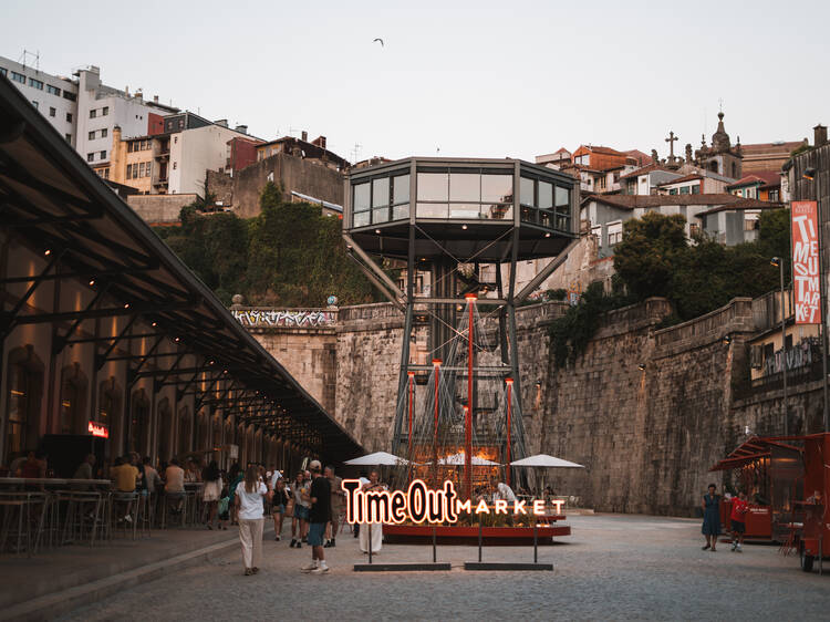 Há mais vida na praça do Time Out Market Porto. Quiosques e novos espaços de convívio animam o Verão